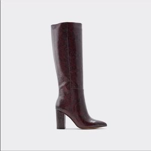 Beautiful SLEEK burgundy black snake like print boots 👢